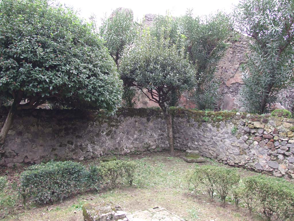 VI.7.23 Pompeii.  Garden showing painted plaster walls and the two levels of the garden.  The upper was probably a terrace and the lower containing a fountain.
