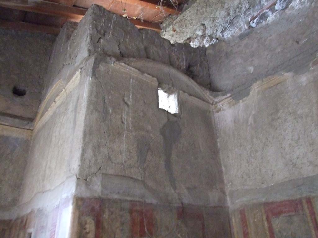VI.7.23 Pompeii. December 2006. Cubiculum. South alcove, east wall.
According to Caso this is a male figure in oriental attire. Two male figures lean from balustrades.
See Caso L., in Rivista di Studi Pompeiani III, 1989, p. 112.

