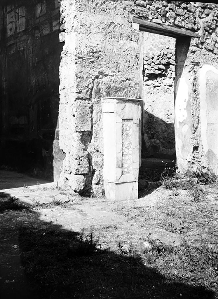231361 Bestand-D-DAI-ROM-W.1159.jpg
VI.7.23 Pompeii. W.1159. Atrium and steps to open room on north side of atrium.
Photo by Tatiana Warscher. Photo © Deutsches Archäologisches Institut, Abteilung Rom, Arkiv. See http://arachne.uni-koeln.de/item/marbilderbestand/231361 
