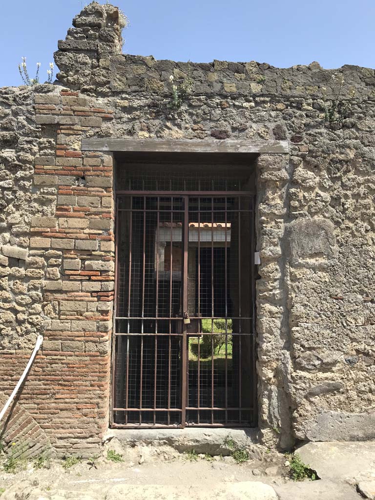 VI.8.3 Pompeii. April 2019. Looking east to rear entrance to peristyle garden.
Photo courtesy of Rick Bauer.
