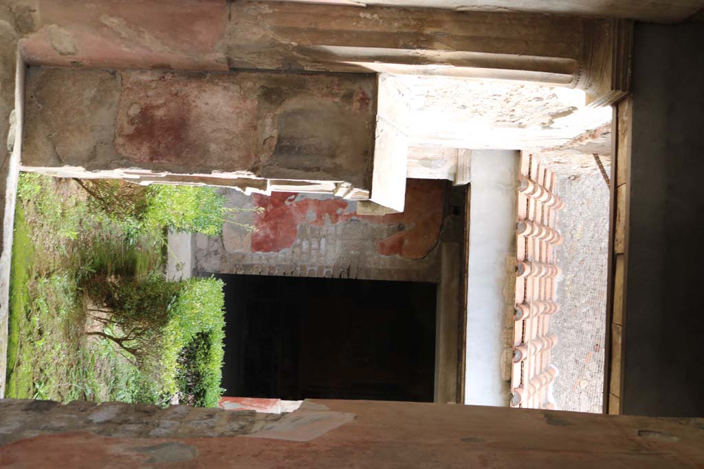 VI.8.3 Pompeii. May 2015. Entrance corridor, slot for holding beam to bar doorway.
Photo courtesy of Buzz Ferebee.

