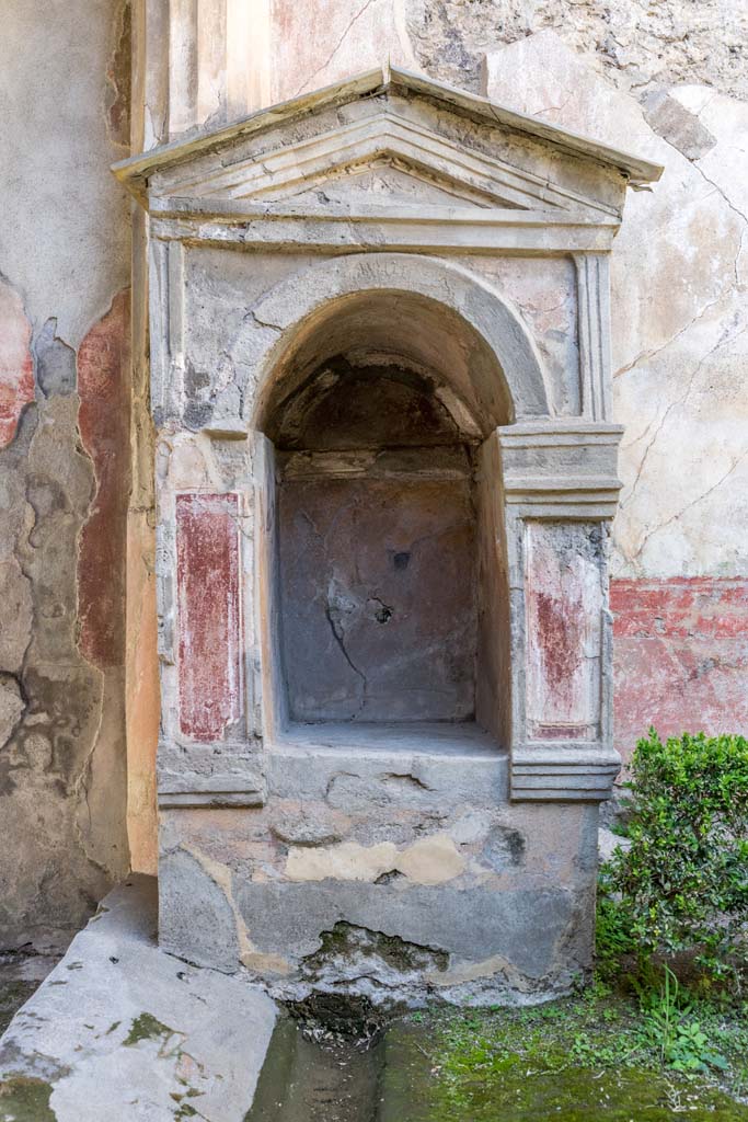 VI.8.3/5 Pompeii. December 2018. 
Looking from entrance corridor towards west side of lararium against north wall of peristyle area.
Photo courtesy of Aude Durand.

