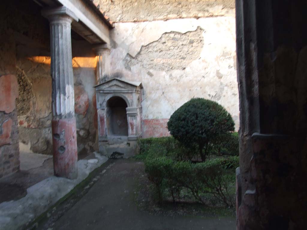 VI.8.3/5 Pompeii. April 2022. Aedicula lararium. Photo courtesy of Johannes Eber.