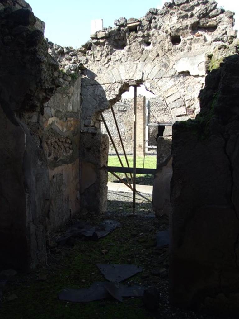 VI.8.20 Pompeii. March 2009.  Looking north into room 11 with arched doorway, from room 12.