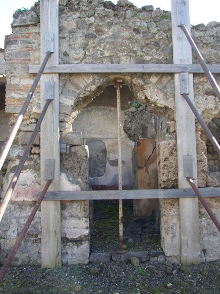 VI.8.20 Pompeii. March 2009. Arched doorway into room 11. Looking south from peristyle.