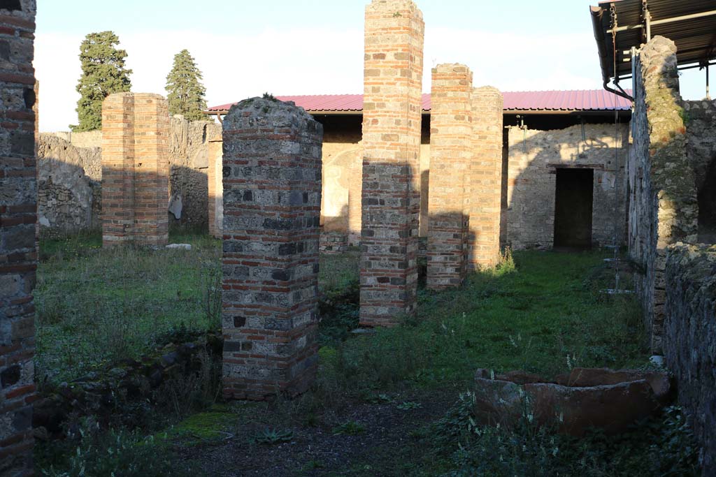 VI.8.20 Pompeii. December 2018. Room 4, looking east along south side of peristyle. Photo courtesy of Aude Durand.

