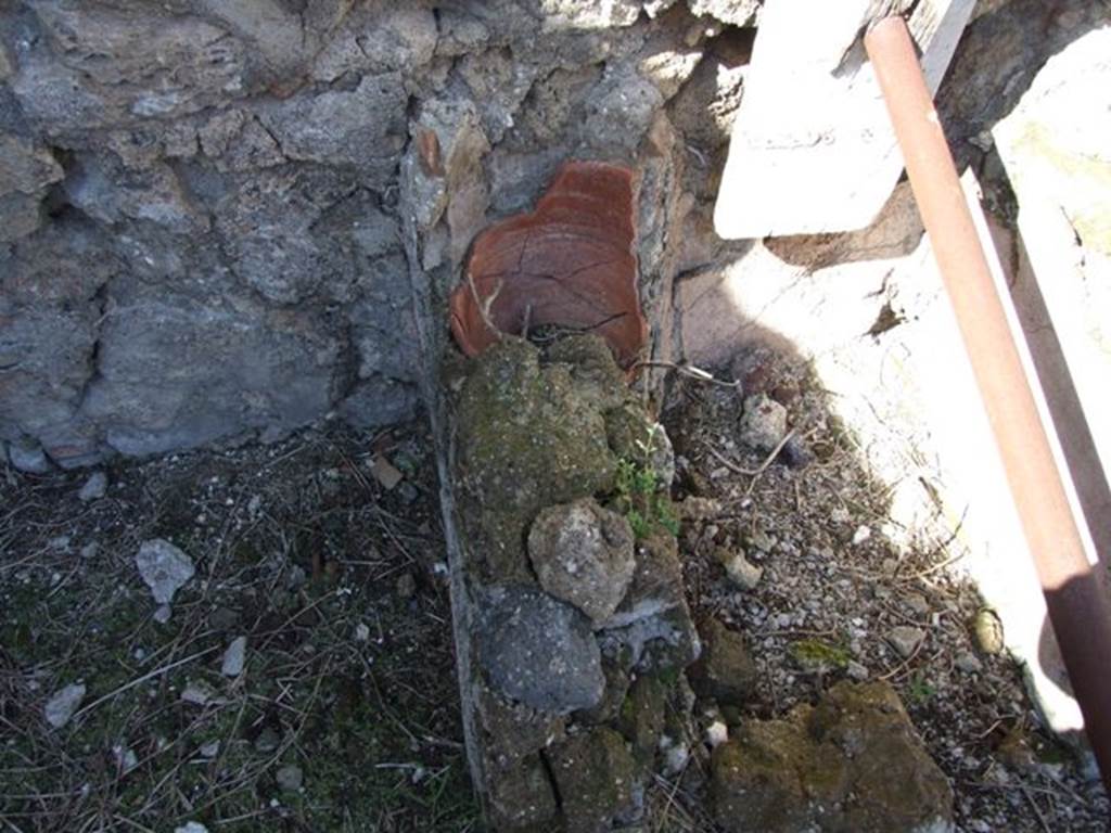 VI.8.20 Pompeii. March 2009. North west corner of peristyle area. Remains of wall between treading tubs.