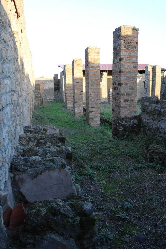 VI.8.20 Pompeii. December 2018. 
Looking east along north portico from treading tubs. Photo courtesy of Aude Durand.


