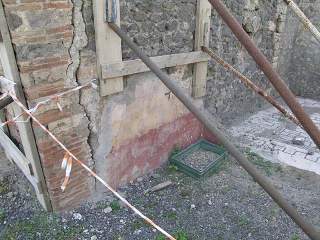 VI.8.20 Pompeii. June 2005. Remains of painted wall decoration on west wall, leading from peristyle to tablinum of VI.8.21. Photo courtesy of Nicolas Monteix.
