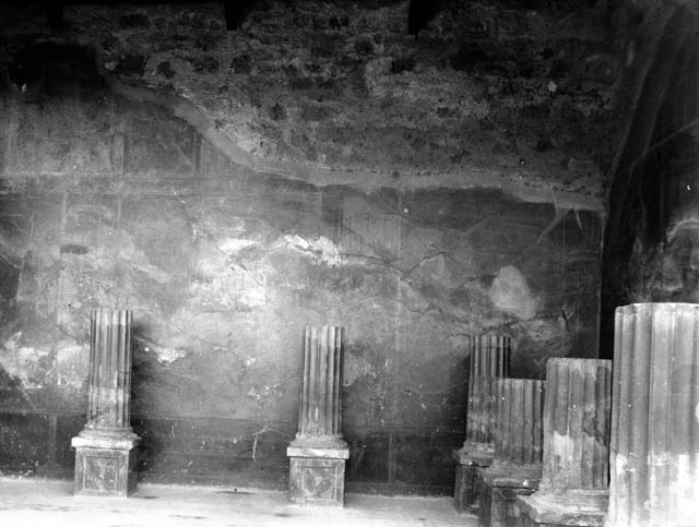 VI.9.2 Pompeii.  September 2005.  Room 24.  Corinthian Oecus. South east corner.
