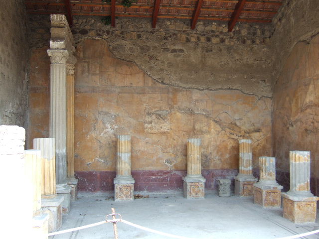 231189 Bestand-D-DAI-ROM-W.425.jpg
VI.9.2 Pompeii. W.425.  Room 24, east wall.
Photo by Tatiana Warscher. With kind permission of DAI Rome, whose copyright it remains. 
See http://arachne.uni-koeln.de/item/marbilderbestand/231189 

