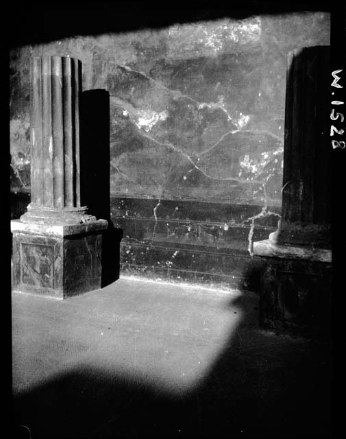 VI.9.2 Pompeii.  September 2005.  Room 24. Corinthian Oecus. East wall.
