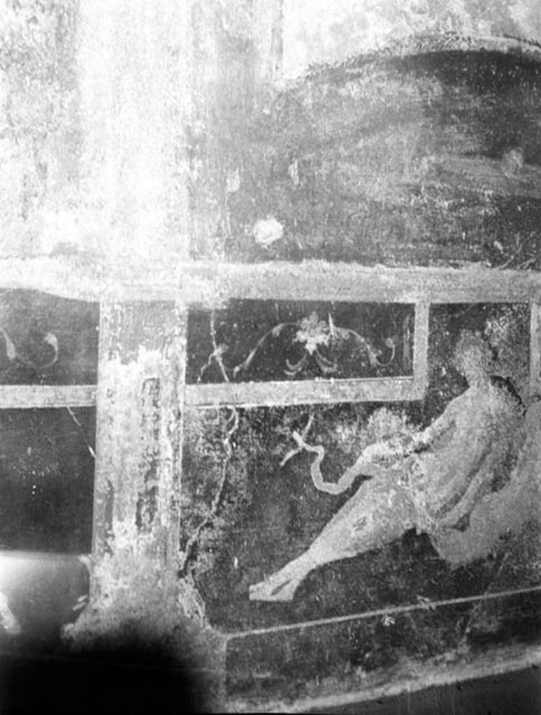 231217 Bestand-D-DAI-ROM-W.590.jpg
VI.9.2 Pompeii. W.590. Room 26, south end of east wall, painting of reclining figure.
Photo by Tatiana Warscher. With kind permission of DAI Rome, whose copyright it remains. 
See http://arachne.uni-koeln.de/item/marbilderbestand/231217 
