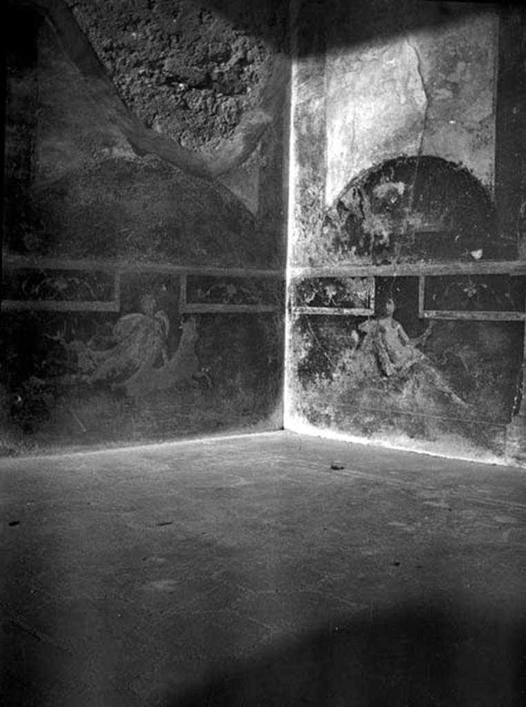 231484 Bestand-D-DAI-ROM-W.587.jpg
VI.9.2 Pompeii. W.587. Room 26, north east corner.
Photo by Tatiana Warscher. With kind permission of DAI Rome, whose copyright it remains. 
See http://arachne.uni-koeln.de/item/marbilderbestand/231484 
