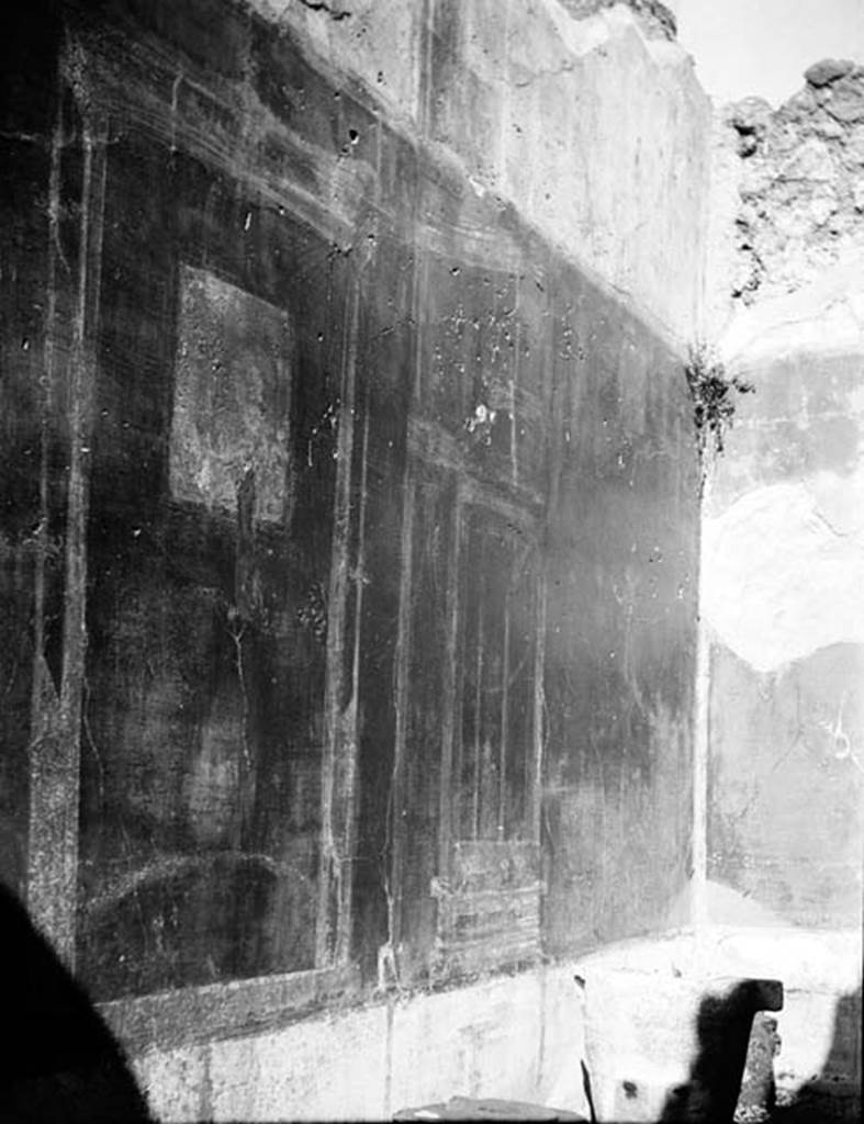 231491 Bestand-D-DAI-ROM-W.609.jpg
VI.9.2 Pompeii. W.609. Room 28, west wall.
Photo by Tatiana Warscher. With kind permission of DAI Rome, whose copyright it remains. 
See http://arachne.uni-koeln.de/item/marbilderbestand/231491 
