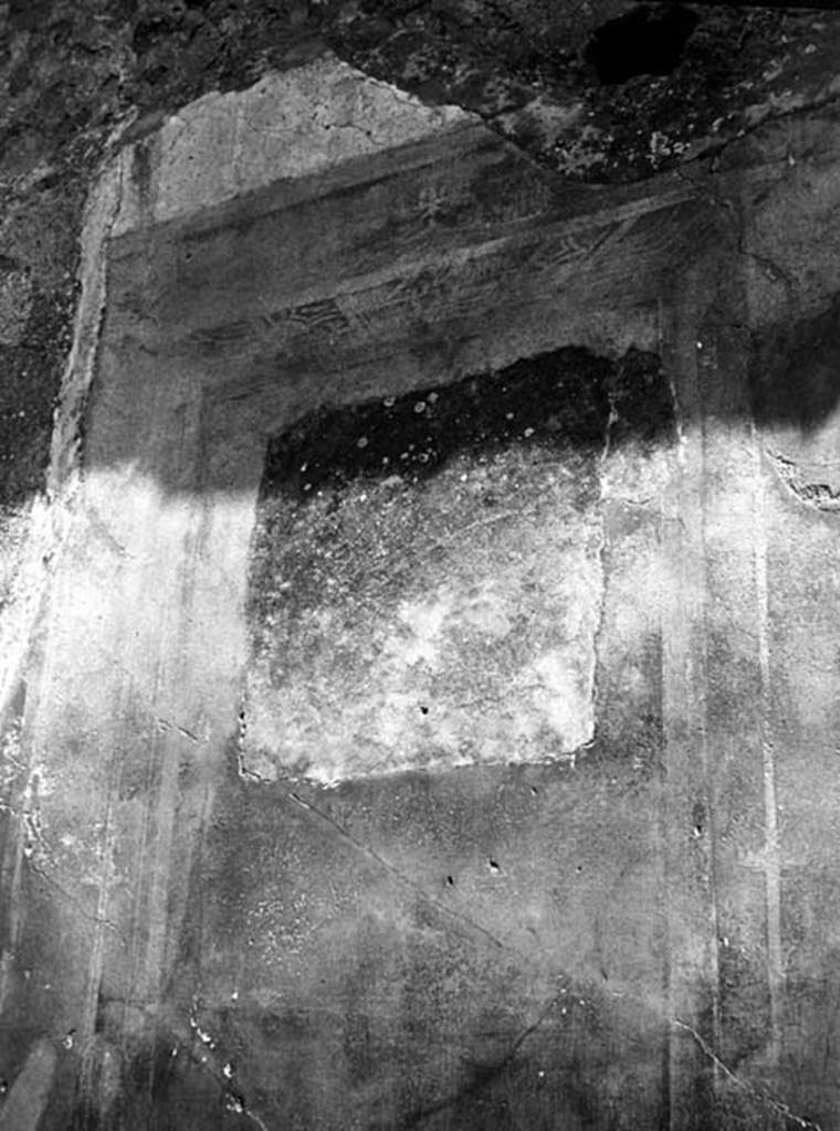 231748 Bestand-D-DAI-ROM-W.610.jpg
VI.9.2 Pompeii. W.610. Room 28, east wall.
Photo by Tatiana Warscher. With kind permission of DAI Rome, whose copyright it remains. 
See http://arachne.uni-koeln.de/item/marbilderbestand/231748 
