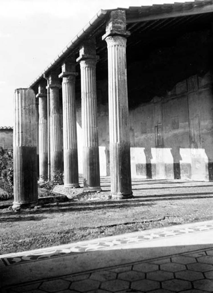 VI.9.2 Pompeii. September 2004. Peristyle 16, north side. Looking west.