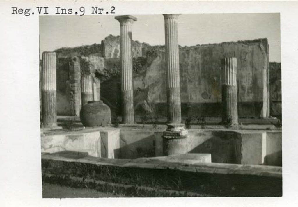 VI.9.2 Pompeii. 1937-1939. Peristyle garden 17, looking south-east across pool.
Photo courtesy of American Academy in Rome, Photographic Archive.  Warsher collection no. 414a.
