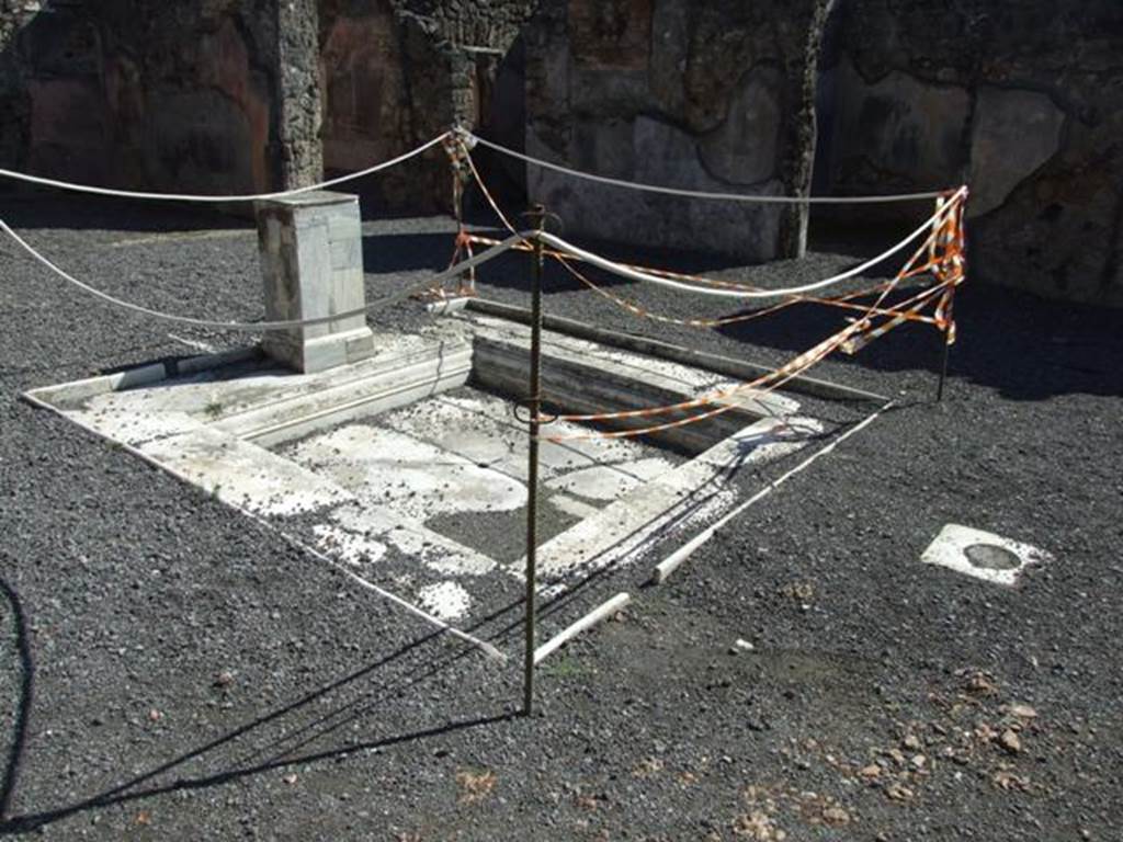 VI.9.2 Pompeii.  March 2009.  Room 2.  Atrium.  Marble Impluvium 3, podium 5 and cistern mouth.  