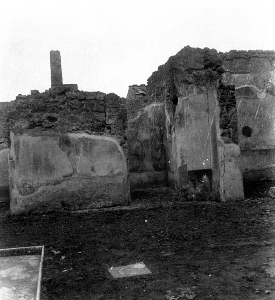 VI.9.2 Pompeii. W.461. Room 2, south-west corner of atrium, with doorways to room 12, centre, and room 10, on right.
Photo by Tatiana Warscher. Photo © Deutsches Archäologisches Institut, Abteilung Rom, Arkiv. 

