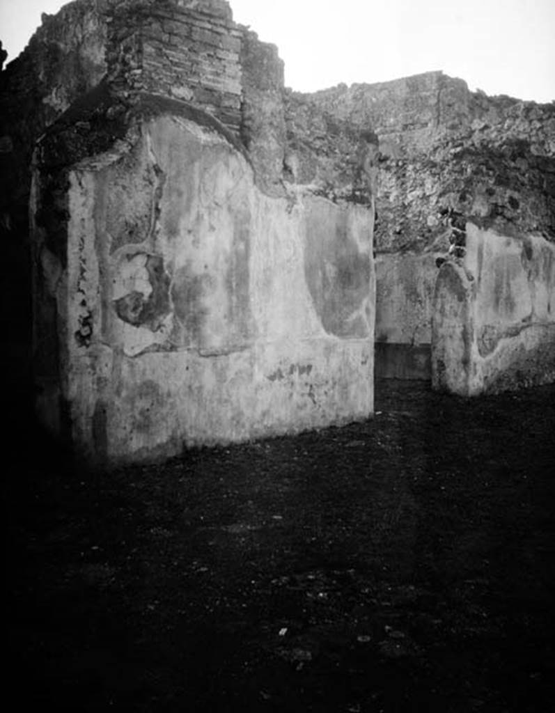 231957 Bestand-D-DAI-ROM-W.458.jpg
VI.9.2 Pompeii. W.458. Room 13, doorway in south wall of atrium, on right.
Photo by Tatiana Warscher. With kind permission of DAI Rome, whose copyright it remains. 
See http://arachne.uni-koeln.de/item/marbilderbestand/231957 
