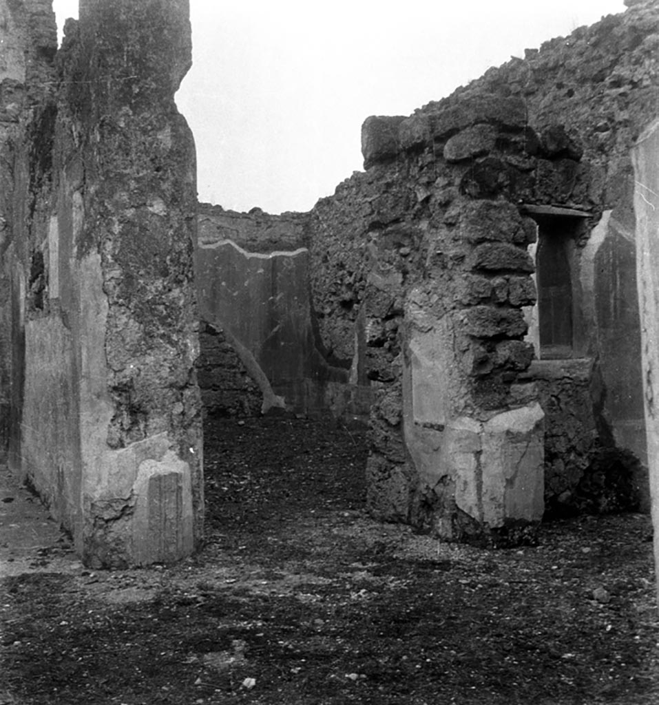 231197 Bestand-D-DAI-ROM-W.460.jpg
VI.9.2 Pompeii. W.460 Room 2, south-east corner of atrium, with doorways to rooms 15 and 14.
Photo by Tatiana Warscher. With kind permission of DAI Rome, whose copyright it remains. 
See http://arachne.uni-koeln.de/item/marbilderbestand/231197 
