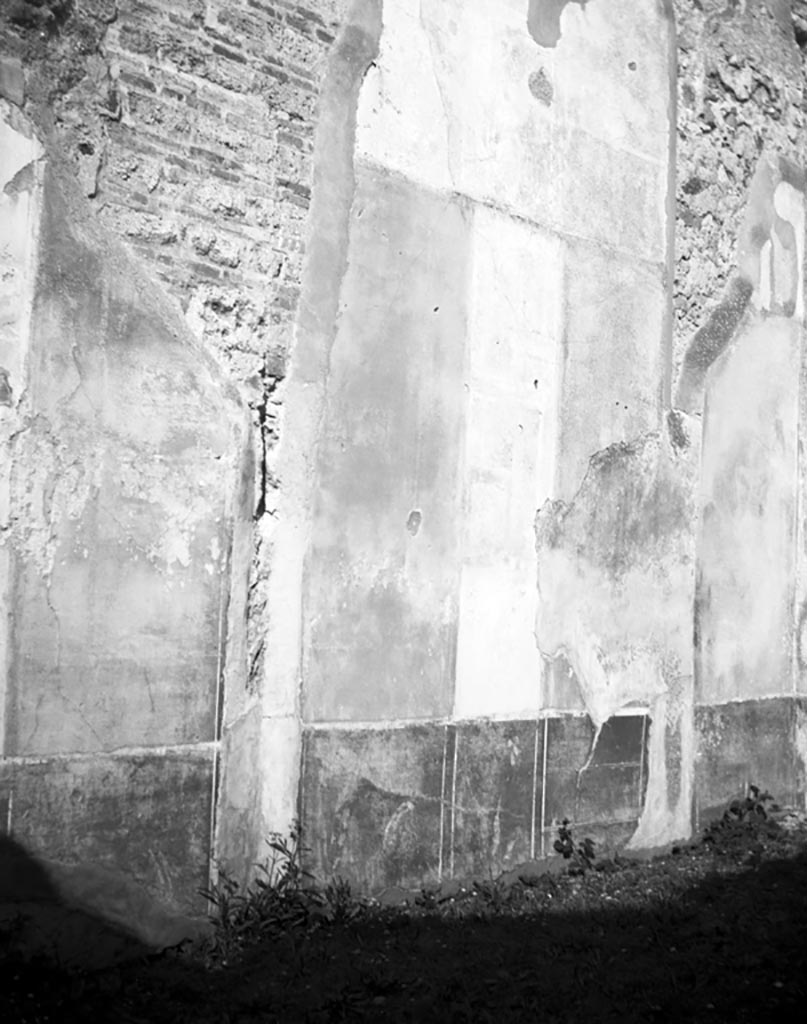 VI.9.2 Pompeii. December 2007. Room 15, triclinium.