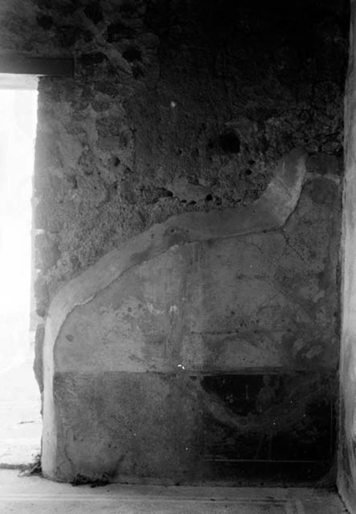 231472 Bestand-D-DAI-ROM-W.503.jpg
VI.9.2 Pompeii. W.503. Room 29, east wall with remains of wall decoration.
Photo by Tatiana Warscher. With kind permission of DAI Rome, whose copyright it remains. 
See http://arachne.uni-koeln.de/item/marbilderbestand/231472 
