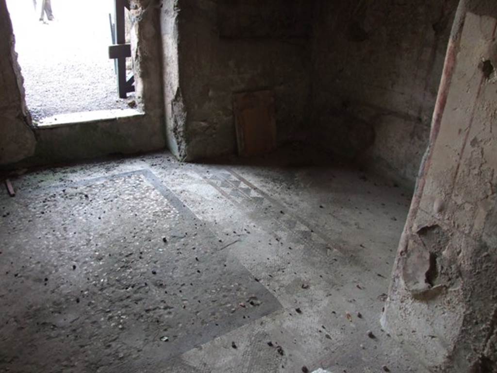 VI.9.2 Pompeii. December 2007. Room 31, mosaic floor and recess on east side of room.