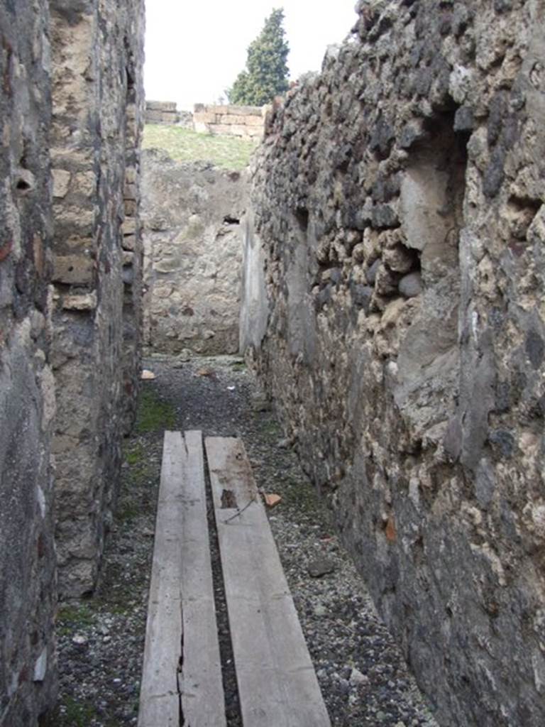 VI.9.2 Pompeii.   December 2007.  Room 30.  Corridor on east side of the house, looking north.

