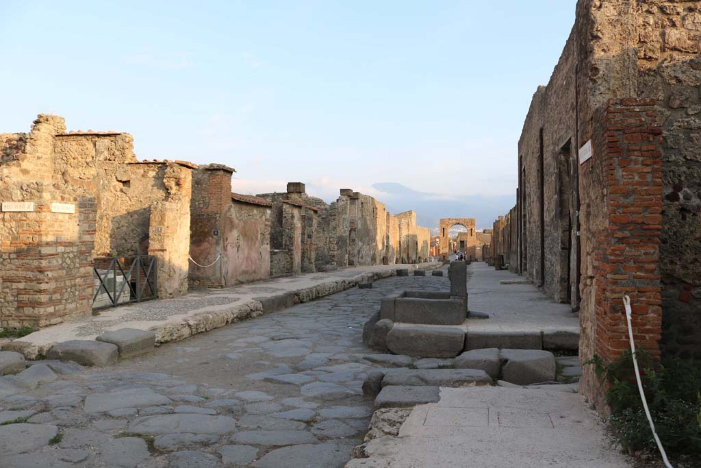 Via di Mercurio, December 2018. Looking south along west side of Insula VI.10, with VI.10.1, on left. Photo courtesy of Aude Durand.