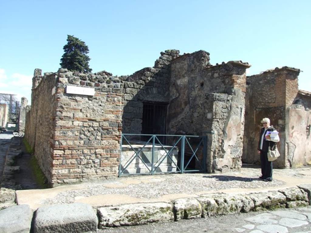 VI.10.1 Pompeii. March 2009. 
Entrance on corner (of Via di Mercurio), with doorway to VI.10.19 along the side street (Vicolo di Mercurio).
Graffiti, painted in red on the north-west corner of VI.10, was found on 24th October 1827. 

A(ulum)  Vettium  Firmum
aed(ilem)  o(ro)  v(os)  f(aciatis)  dign(um)  est
una  et  vicini o(ro)  v(os)  f(aciatis)     [CIL IV 171].

M(arcum)  C(aium)  M(arcellum)  a[ed(ilem)]    [CIL IV 172]

Marcellum
aed(ilem)     [CIL IV 173]

See Pagano, M. and Prisciandaro, R., 2006. Studio sulle provenienze degli oggetti rinvenuti negli scavi borbonici del regno di Napoli.  Naples: Nicola Longobardi. p. 137.

