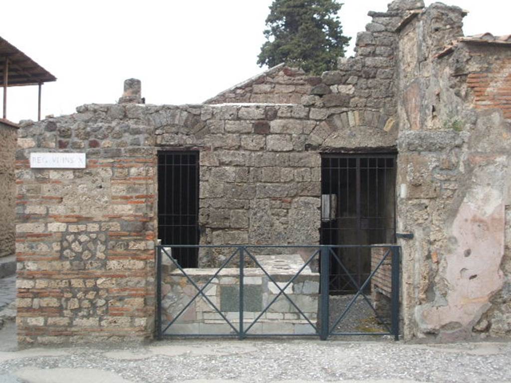 VI.10.1 Pompeii. May 2005. Entrance and marble counter, with doorway on the left to rear bar room with frescoes. The doorway on the right led into the two smaller guest rooms on the south side of the bar.
