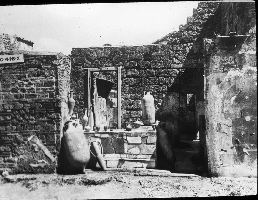VI.10.1 Pompeii. Looking towards entrance doorway on east side of Via Mercurio.
Photo by permission of the Institute of Archaeology, University of Oxford. File name instarchbx202im071. Source ID. 44542.
See photo on University of Oxford HEIR database
