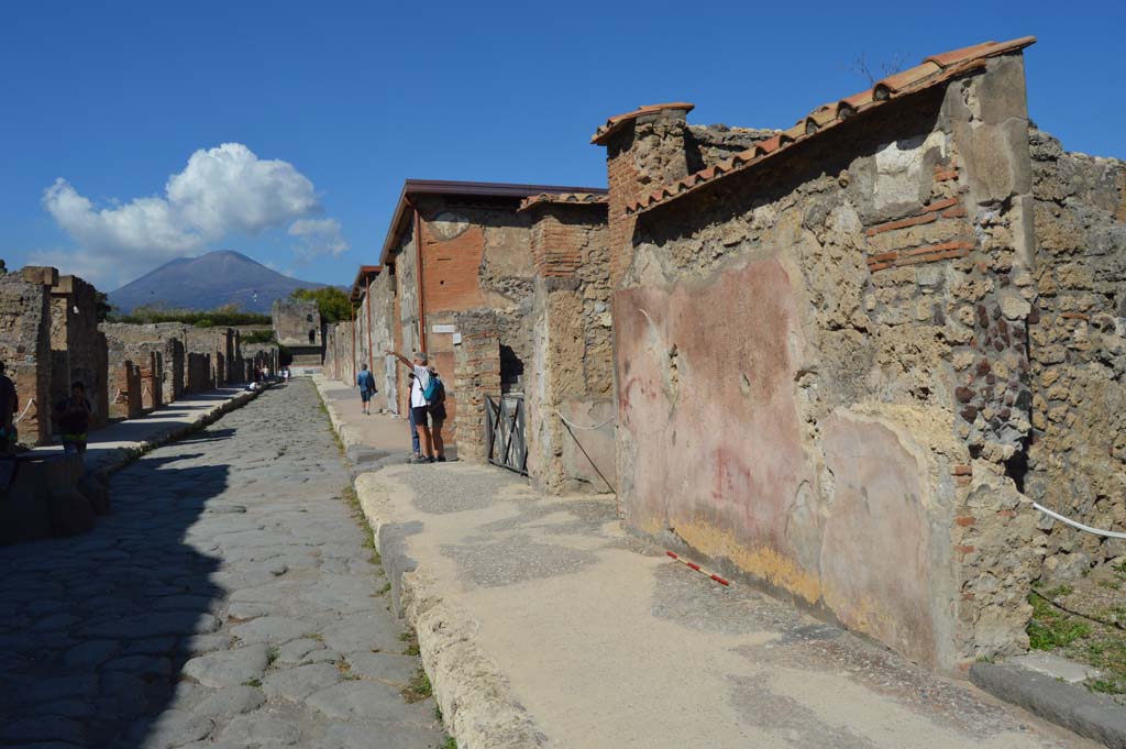 VI.10.2 Pompeii. October 2017. Looking north on Via di Mercurio, with entrance doorway, centre right.
Foto Taylor Lauritsen, ERC Grant 681269 DÉCOR.

