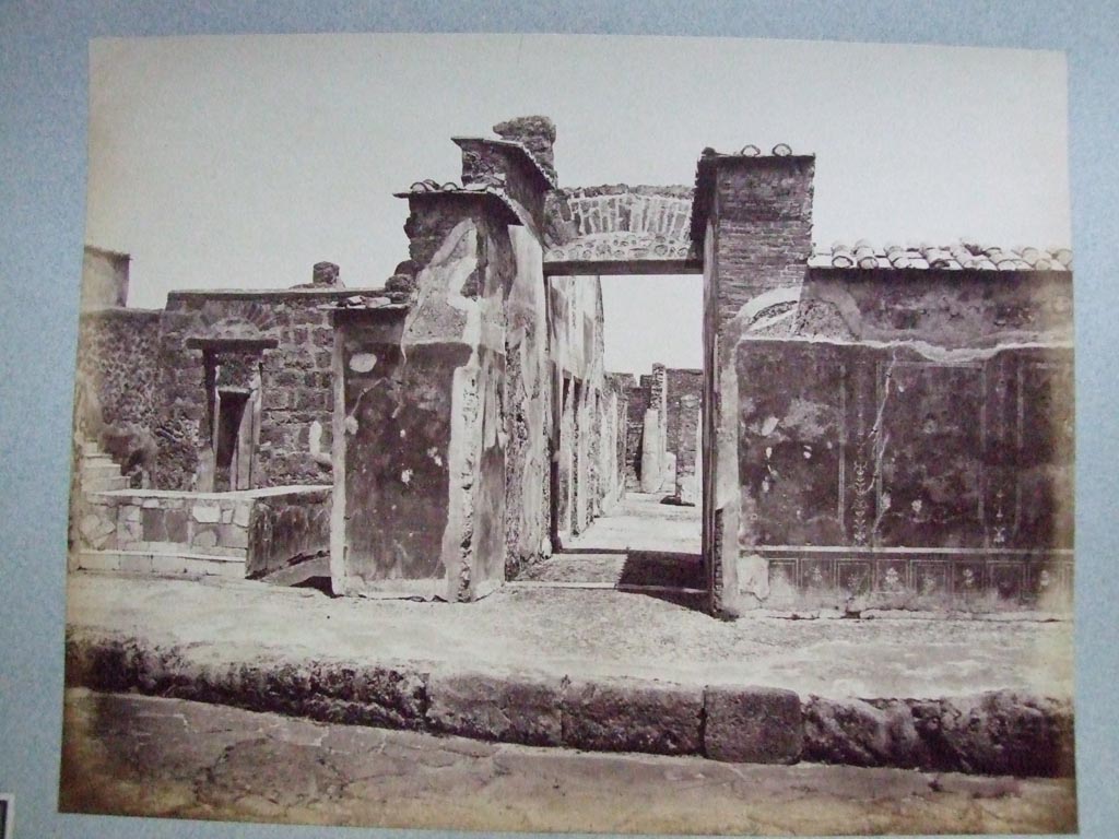 VI.10.2 Pompeii. Old photo showing plaster on outside walls (undated).
Courtesy of Society of Antiquaries (Fox Collection).
