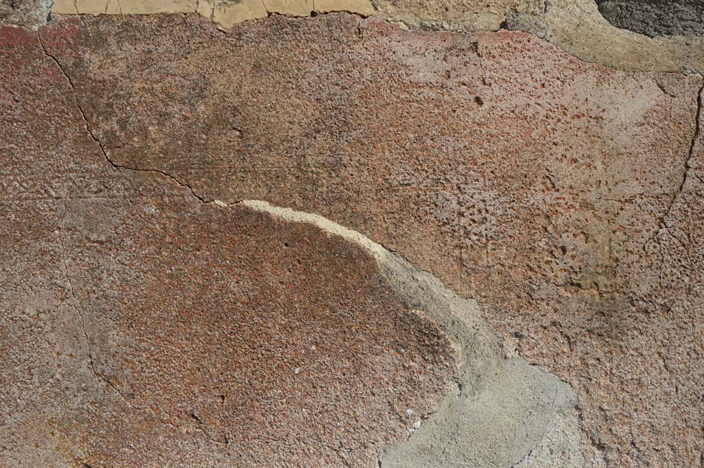 VI.10.2 Pompeii. October 2018.Detail of remaining painted “carpet borders “ on plaster on front facade. 
Foto Taylor Lauritsen, ERC Grant 681269 DÉCOR.
