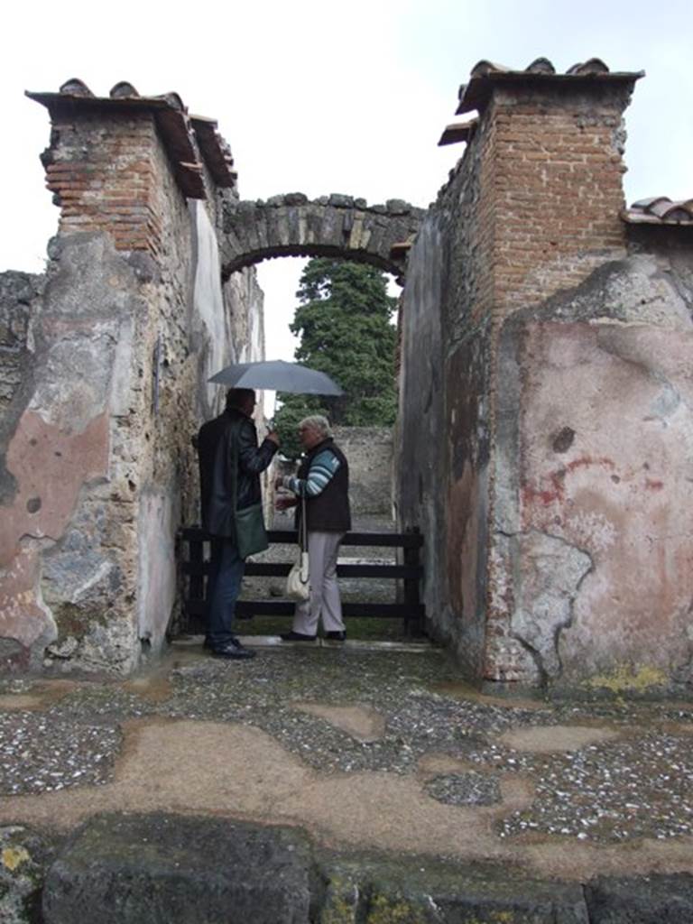 VI.10.2 Pompeii. March 2009. Entrance doorway, looking east.