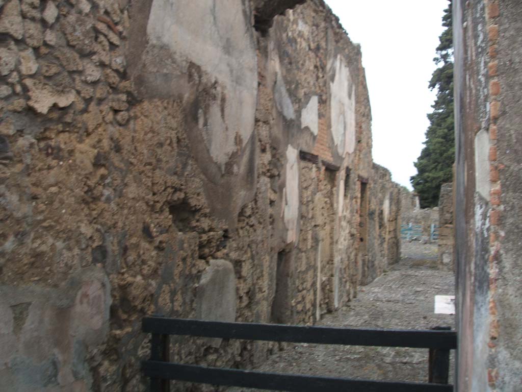 VI.10.2 Pompeii. May 2005. Looking east along north side, from entrance fauces.