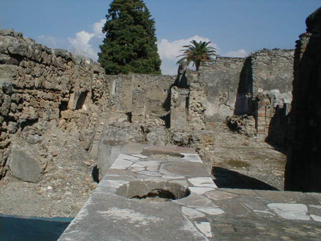 VI.10.3 Pompeii at front with VI.10.4 at rear.  September 2004.