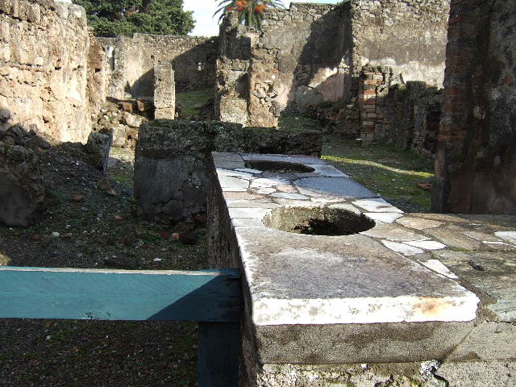 VI.10.3 Pompeii at front with VI.10.4 at rear.  December 2005.