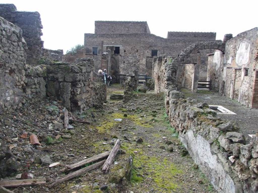 VI.10.4 Pompeii. March 2009. Looking west to front of house, from garden area.