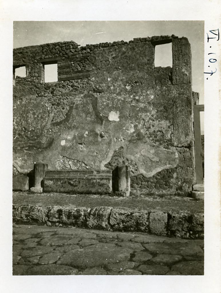 VI.10.7 Pompeii. Pre-1937-39. Looking east to exterior front facade on north side of entrance doorway.
Photo courtesy of American Academy in Rome, Photographic Archive. Warsher collection no. 1731.
