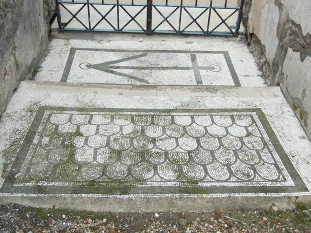 VI.10.7 Pompeii. March 2009. Room 1, atrium showing entrance mosaic with black anchor pattern