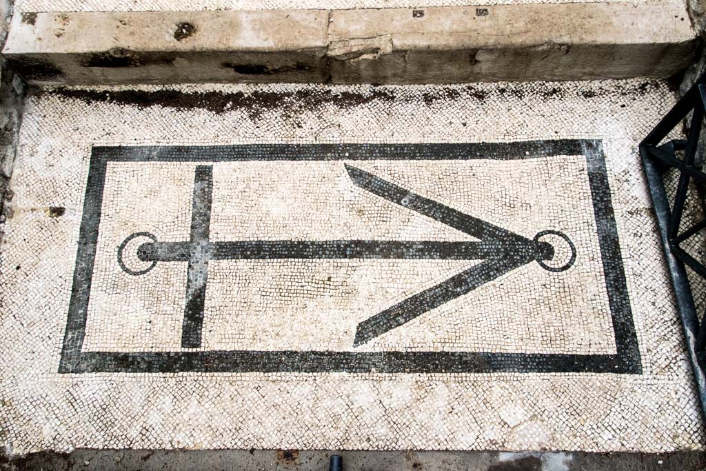 VI.10.7 Pompeii. January 2019. Room 1, black anchor pattern on entrance mosaic. Photo courtesy of Johannes Eber.