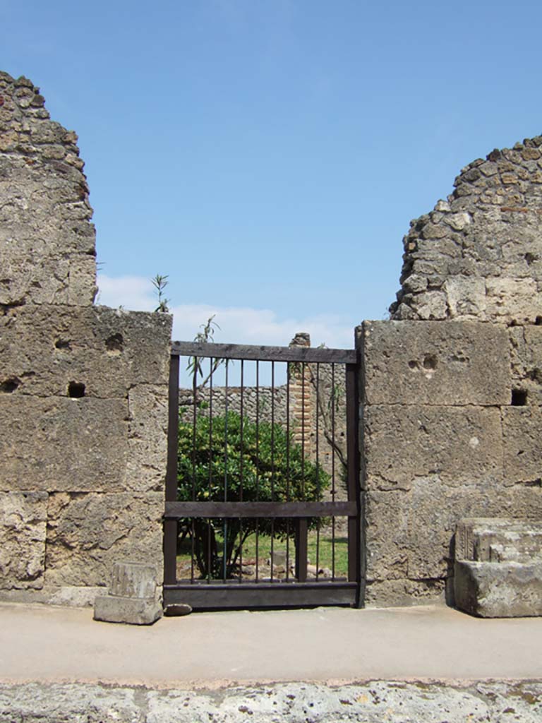 VI.10.8 Pompeii. May 2006. Rear garden entrance of Casa del Naviglio.