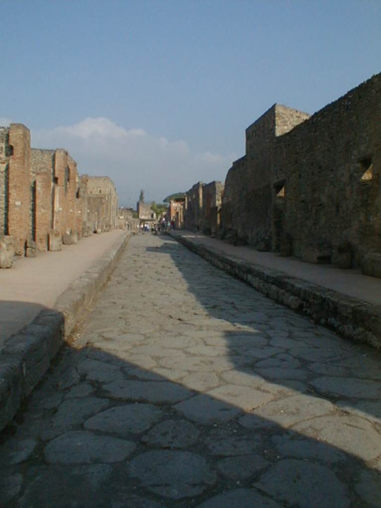 VI.8 Pompeii. September 2005.Via di Mercurio, looking north. VI.10.9 