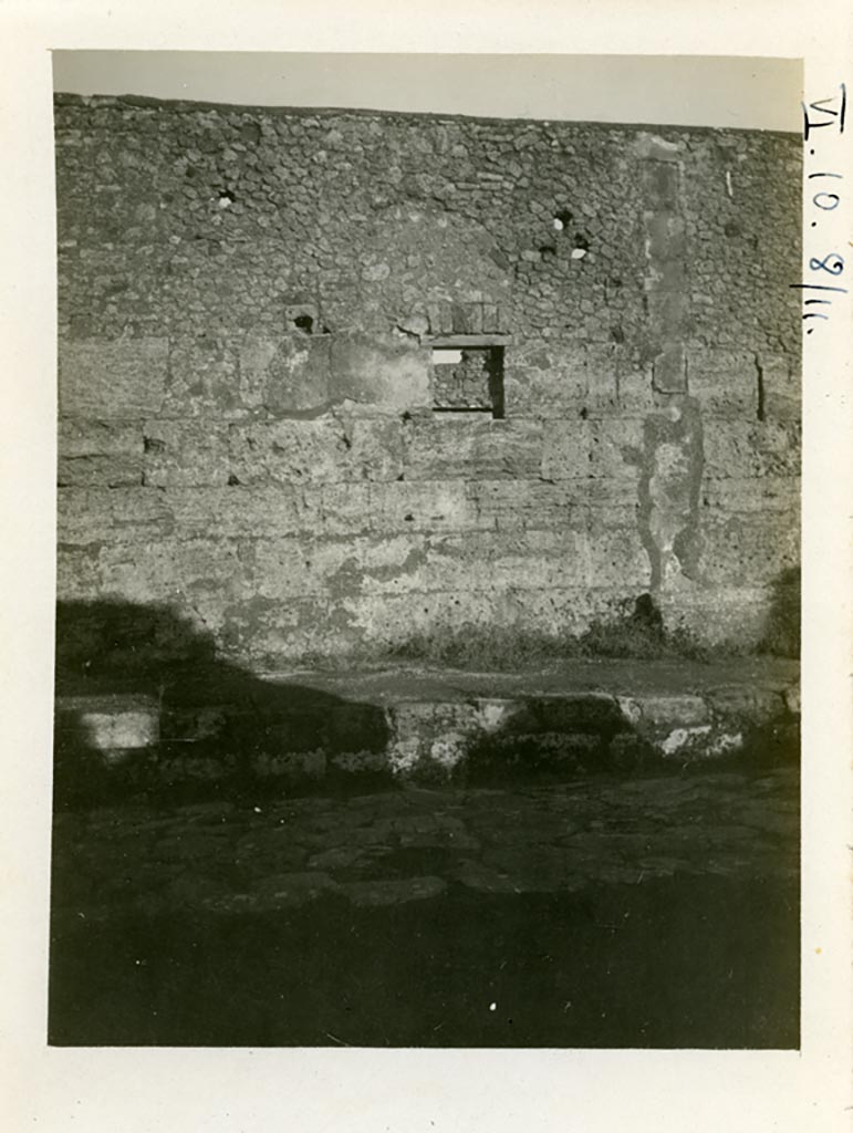 VI.10.9 Pompeii. Pre-1937-39. Window on east side of Via di Mercurio, south of entrance doorway.
Photo courtesy of American Academy in Rome, Photographic Archive. Warsher collection no. 1531.
