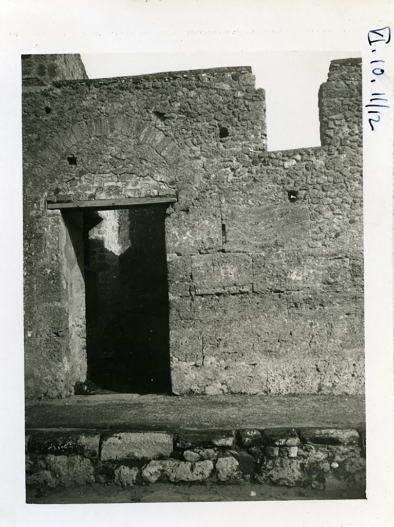 VI.10.9 Pompeii but linked to VI.10.11/12. Pre-1937-39. Entrance doorway on Via Mercurio, looking east.
Photo courtesy of American Academy in Rome, Photographic Archive.  Warsher collection no. 1834.

