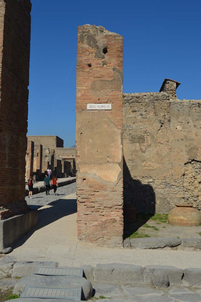 VI.10.10 Pompeii. October 2017. 
Looking north to pilaster on west side of entrance doorway, with arch in Via di Mercurio, on left.
Foto Taylor Lauritsen, ERC Grant 681269 DÉCOR.

